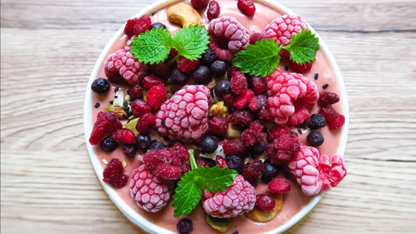 raspberry smoothie bowl