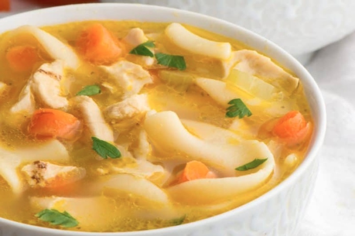 11 Recettes de soupe au poulet végétaliennes pour la saison du rhume et de la grippe