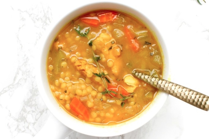 11 recettes de soupe au poulet végétalienne pour la saison du rhume et de la grippe