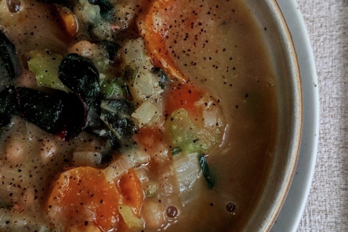 11 recettes de soupe au poulet végétalienne pour la saison du rhume et de la grippe