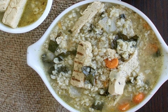 11 recettes de soupe au poulet végétaliennes pour la saison du rhume et de la grippe