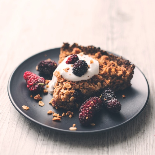 Enjoy a Slice of This Vegan Oat and Blackberry Crumble Pie
