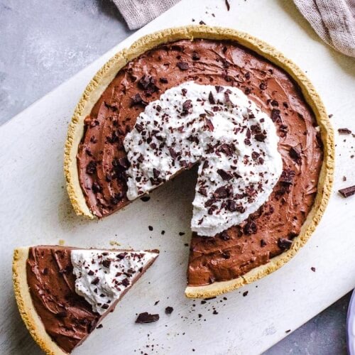 You Only Need 8 Ingredients to Make This Vegan Chocolate Pie