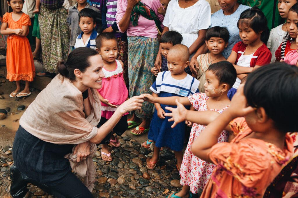 10 tempos humanitários Angelina Jolie fez do mundo um lugar melhor