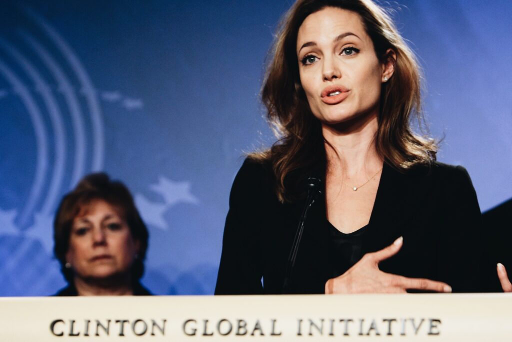 10 Times Humanitarian Angelina Jolie uczyniła świat lepszym miejscem