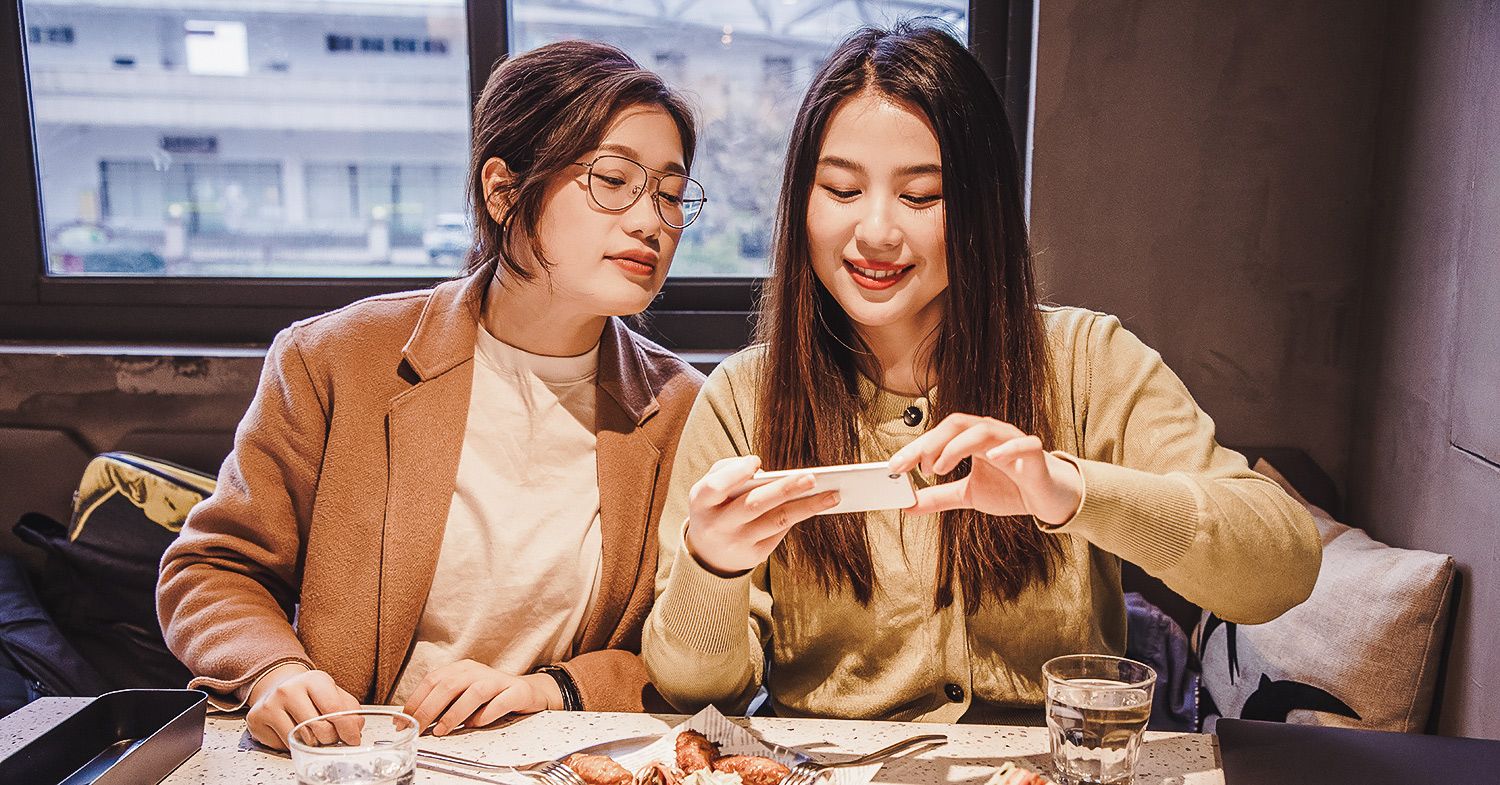 用餐在素食主义者食物的两名妇女在中国