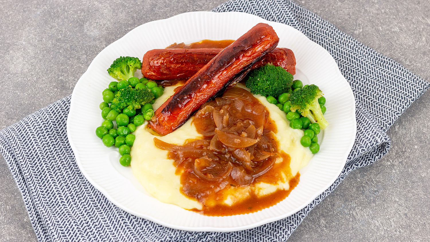 Vegan bratwurst with mashed potatoes