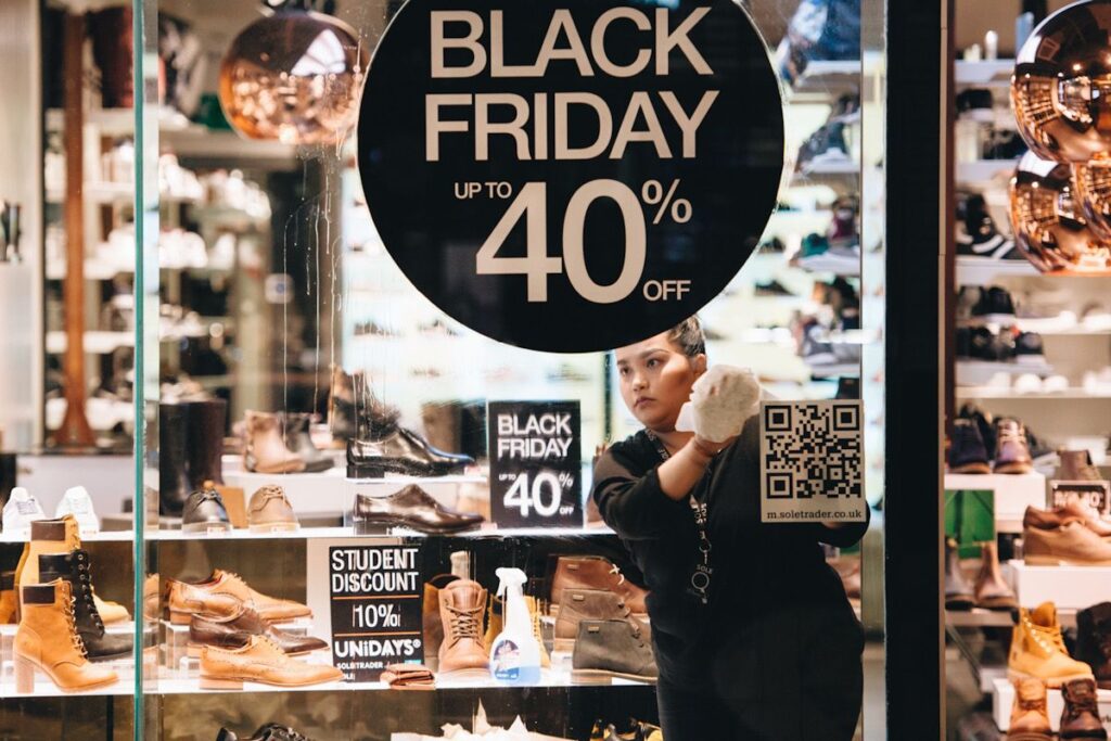 Un cartel de Black Friday que indica que la tienda tiene un 40% de descuento