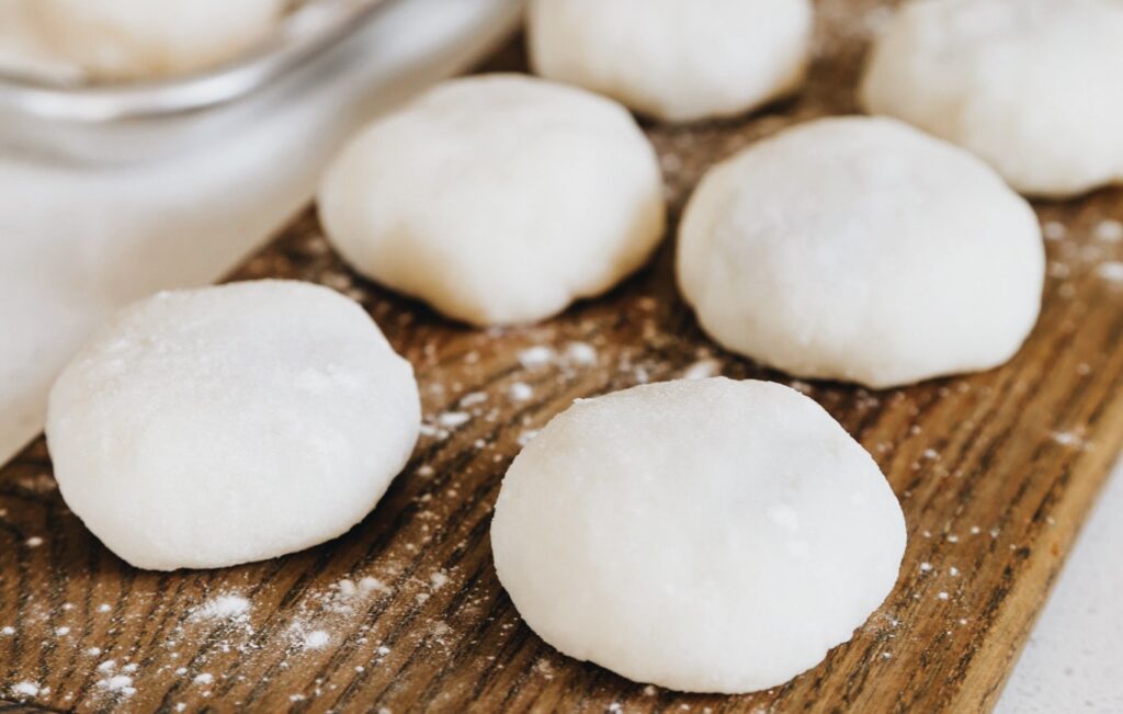 The photo shows mochi, a classic recipe for the Japanese New Year.